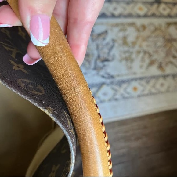 Coveted LV Monogram Artsy beautiful - Picture 12 of 16